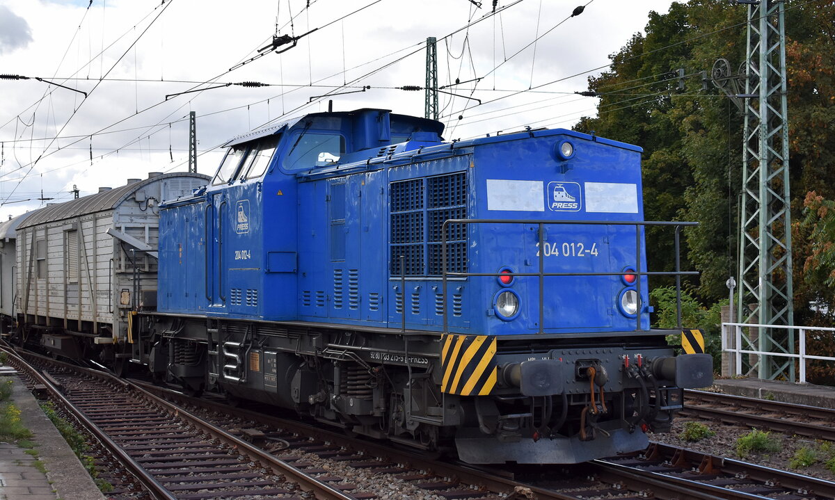 PRESS - Eisenbahn-Bau- und Betriebsgesellschaft Pressnitztalbahn mbH, Jöhstadt mit ihrer  204 012-4  [NVR-Nummer: 92 80 1203 215-9 D-PRESS] und einem Unkrautvernichtungszug der Fa. Certis Belchim B.V. Railservice und   114 703-2  [NVR-Nummer: 92 80 1203 230-8 D-PRESS] im Tandemsystem am 23.09.25 Höhe Bahnhof Magdeburg-Neustadt.