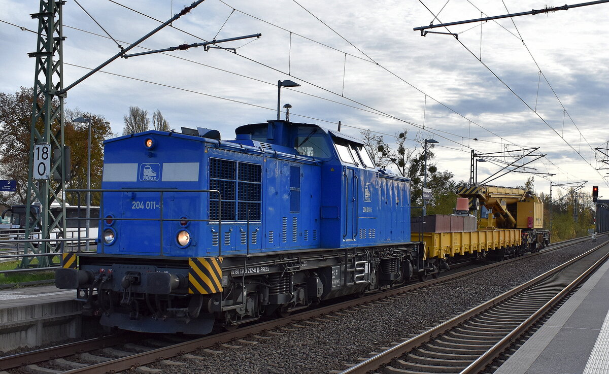 PRESS - Eisenbahn-Bau- und Betriebsgesellschaft Pressnitztalbahn mbH, Jöhstadt mit ihrer  204 011-5  [NVR-Nummer: 92 80 1203 212-6 D-PRESS]  und einem Gleisbauschienenkran + Schutzwagen der Fa. Jumbo Tec am Haken am 04.11.25 Durchfahrt Bahnhof Roßlau (Elbe).