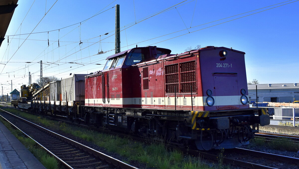 PRESS - Eisenbahn-Bau- und Betriebsgesellschaft Pressnitztalbahn mbH, Jöhstadt mit ihrer  204 271-1  [NVR-Nummer: 92 80 1203 226-6 D-PRESS] im Auftrag der DB Bahnbau Gruppe mit einer Kettenbohrramme Delmag G42B auf einem Wagen + Schutzwagen/Beiwagen am Haken am 06.11.25 Höhe Bahnhof Magdeburg-Neustadt.

