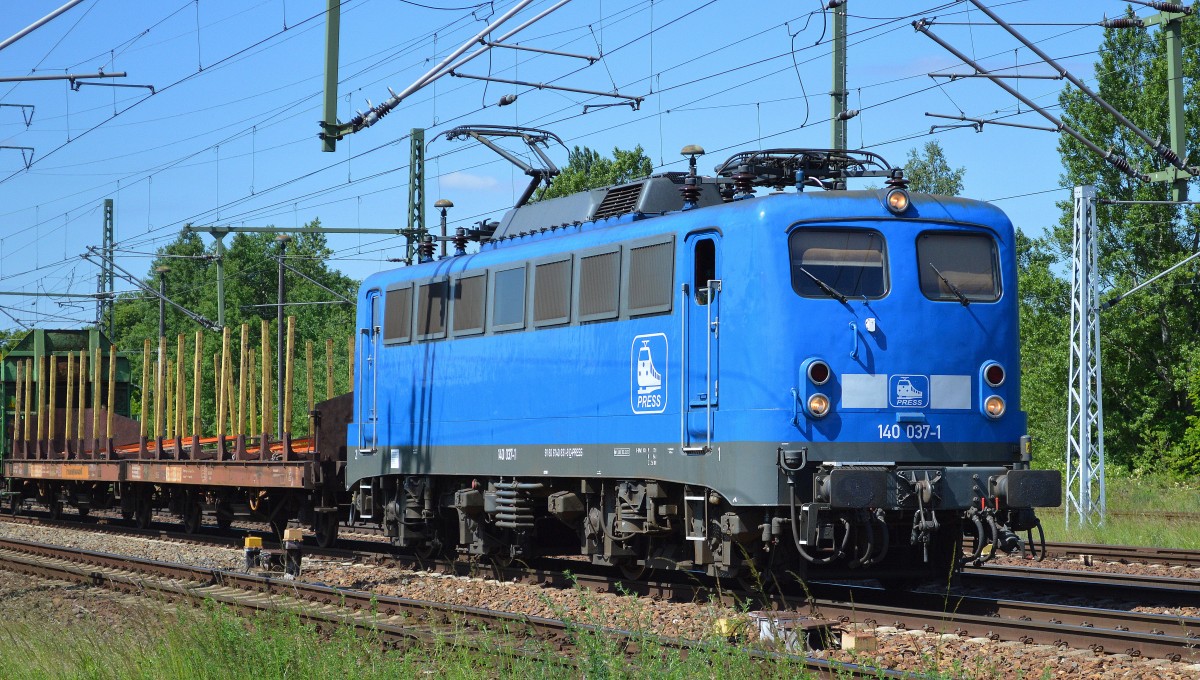 PRESS mit 140 037-1 (140 831-9)und einem Leerzug Rungenwagen für den Stammholztransport am 04.06.15 Durchfahrt Bhf. Flughafen Berlin-Schönefeld.