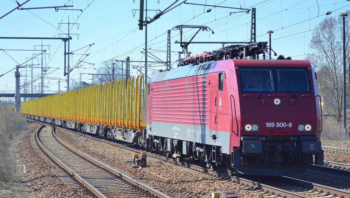Press mit der 189 800-6 und dem Holztransportzug (leer) bei der Durchfahrt Bf. Flughafen Berlin-Schönefeld.