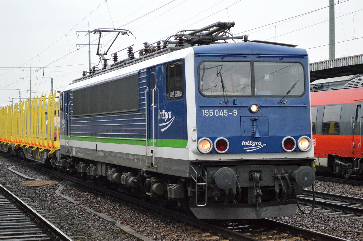 PRESS/IntEgro 155 045-9 (155 238-9) mit einem Leerzug Drehgestell-Rungenwagen vom Typ Snps für den Transport von Holzstämmen angemietet für die Fa. Mercer Holz (Mercer International Group) am 06.12.16 Durchfahrt Bf. Flughafen Berlin-Schönefeld.