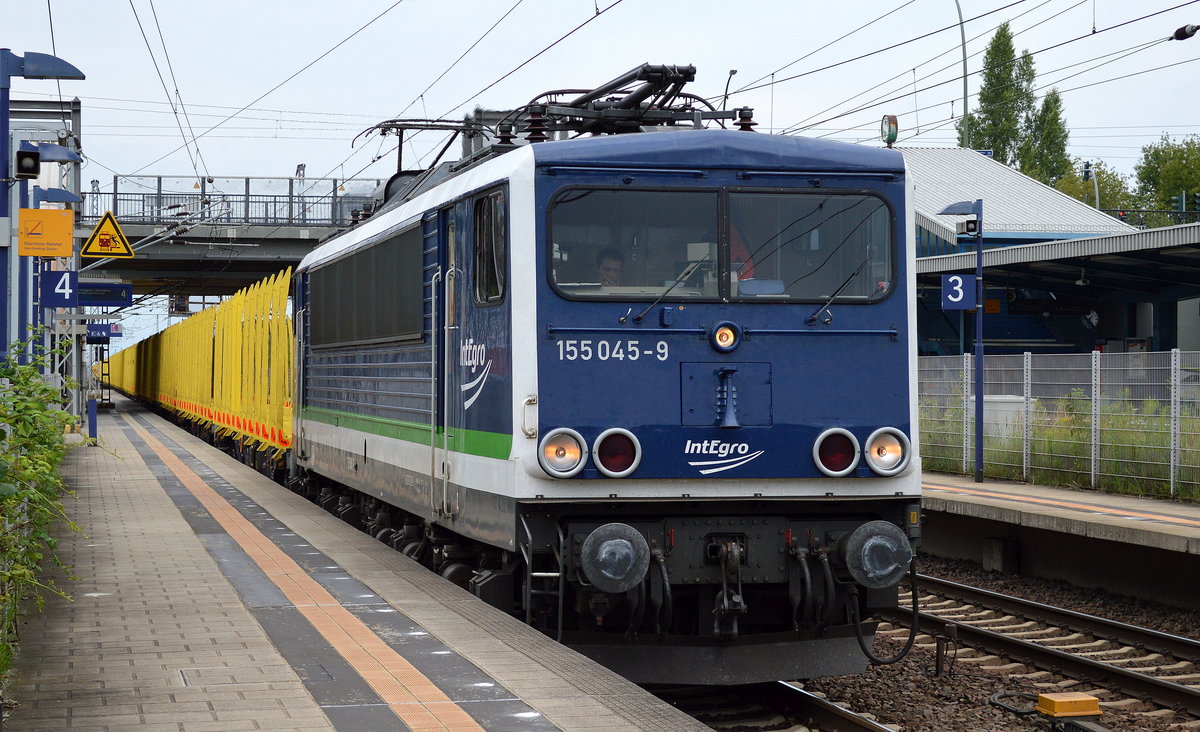 PRESS/IntEgro 155 045-9 mit Stammholz-Transportzug (leer) am 27.07.17 Bf. Berlin-Hohenschönhausen.