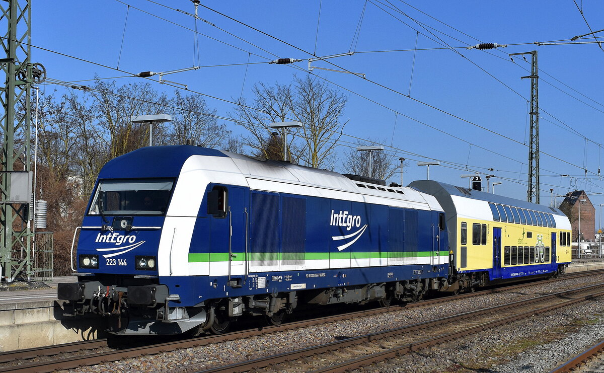 PRESS/IntEgro Verkehr GmbH, Neuenmarkt mit ihrer  223 144  (NVR:  92 80 1223 144-7 D-PRESS ) hat zur Überführung eine start-Regional Doppelstockwagen am Haken am 06.03.24 Durchfahrt Bahnhof Stendal Hbf.