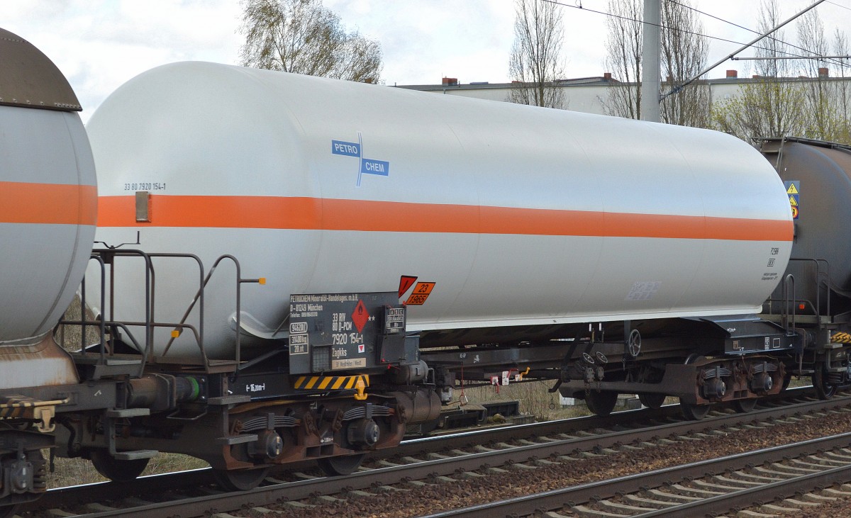 Privater Gasdruckkesselwagen der Firma PETROCHEM Mineralöl Ges.mbH mit der Nr. 33 RIV
80 D-PCM 7920 154-1 Zagkks Bf. Westhofen/Westf. (UN-Nr. 23/1965 = Propangas) am 13.04.15 Berlin-Pankow.