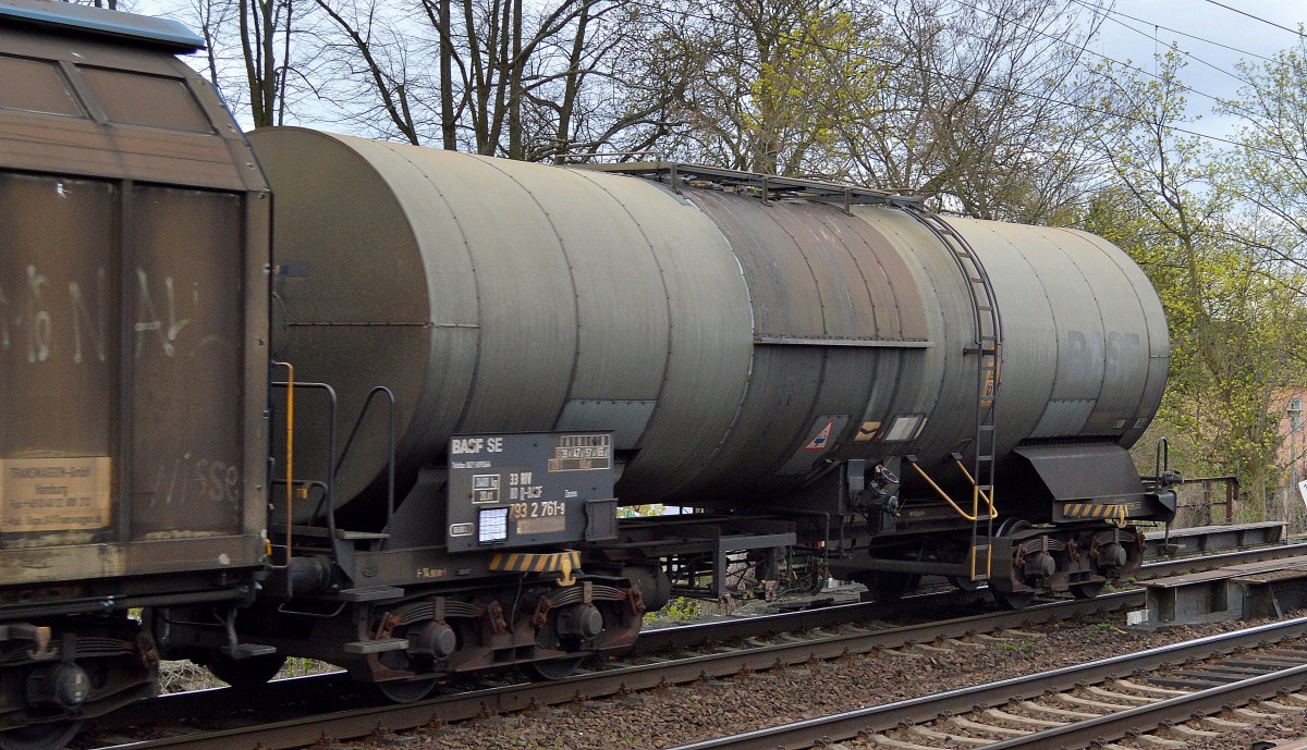 Privater Kesselwagen der Fa. BASF SE mit der Nr. 33 RIV 80 D-BASF 793 2 761-9 Zacens am 17.04.15 Berlin-Karow.