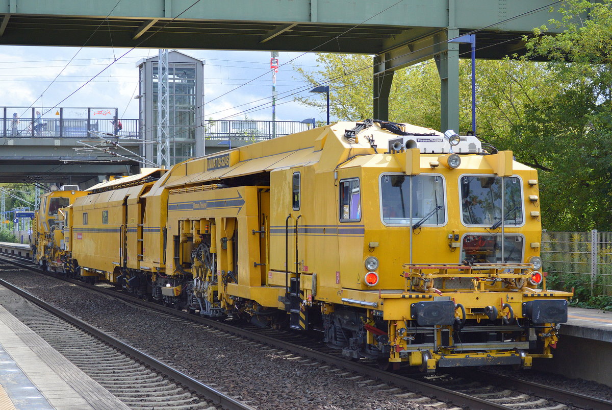P&T Schnellschotterplaniermaschine + P&T Schinenstopfmaschine UNIMAT 09-32/4S der DB Bahnbau Gruppe am 12.09.17 Durchfahrt Bf. Berlin-Hohenschönhausen.