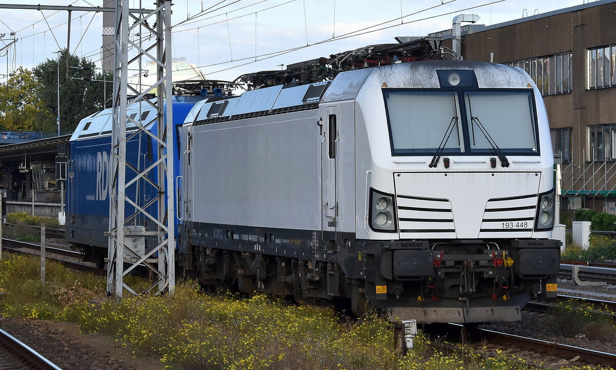 Rail Cargo Carrier - Poland Sp. z.o.o., Warszawa [PL] mit der geleasten ELL Vectron  193 448  [NVR-Nummer: 91 80 6193 448-8 D-ELOC] und der RDC Asset GmbH, Hamburg [D] Lok  101 071-9  [NVR-Nummer: 91 80 6101 071-9 D-RAG] abgestellt am 29.09.25 Höhe Bahnhof Berlin Lichtenberg.