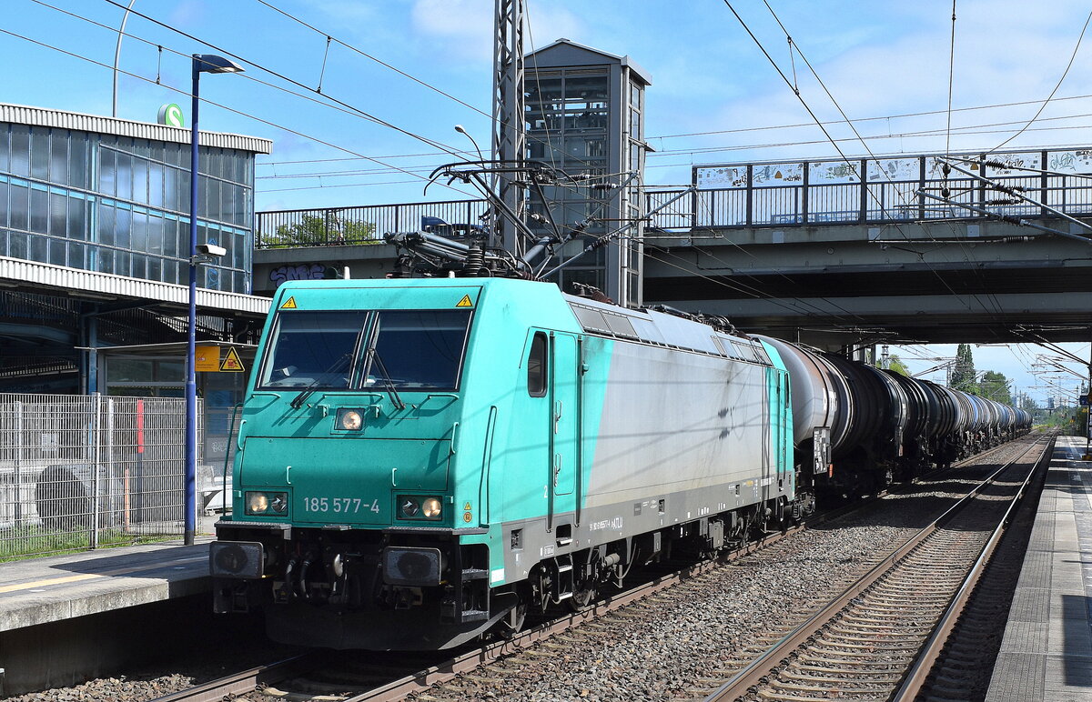 Rail Cargo Logistics mit der geleasten ATLU Lok   185 577-4  [NVR-Nummer: 91 80 6185 577-4 D-ATLU] und einem Kesselwagenzug (für Dieselkraftstoff, leer) Richtung Stendell am 26.07.25 Durchfahrt Bahnhof Berlin Hohenschönhausen.