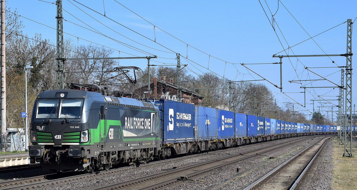 Rail Force One B.V., Rotterdam [NL] mit der geleasten ELL Vectron  193 946  [NVR-Nummer: 91 80 6193 946-1 D-ELOC] und einem Containerzug am 27.03.25 Höhe Bahnhof Niederndodeleben.
