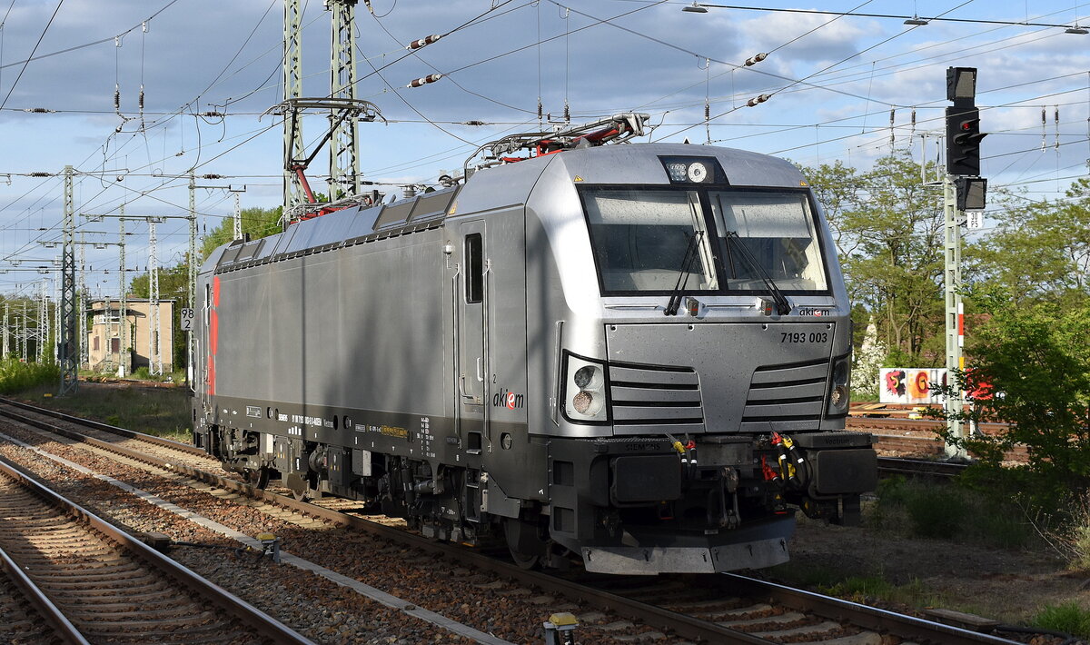 Rail Force One B.V., Rotterdam [NL] mit der recht neuen geleasten Akiem Vectron  7193 003  [NVR-Nummer: 91 80 7193 003-9 D-AKIEM] am 07.05.25 Höhe Bahnhof Ruhland.