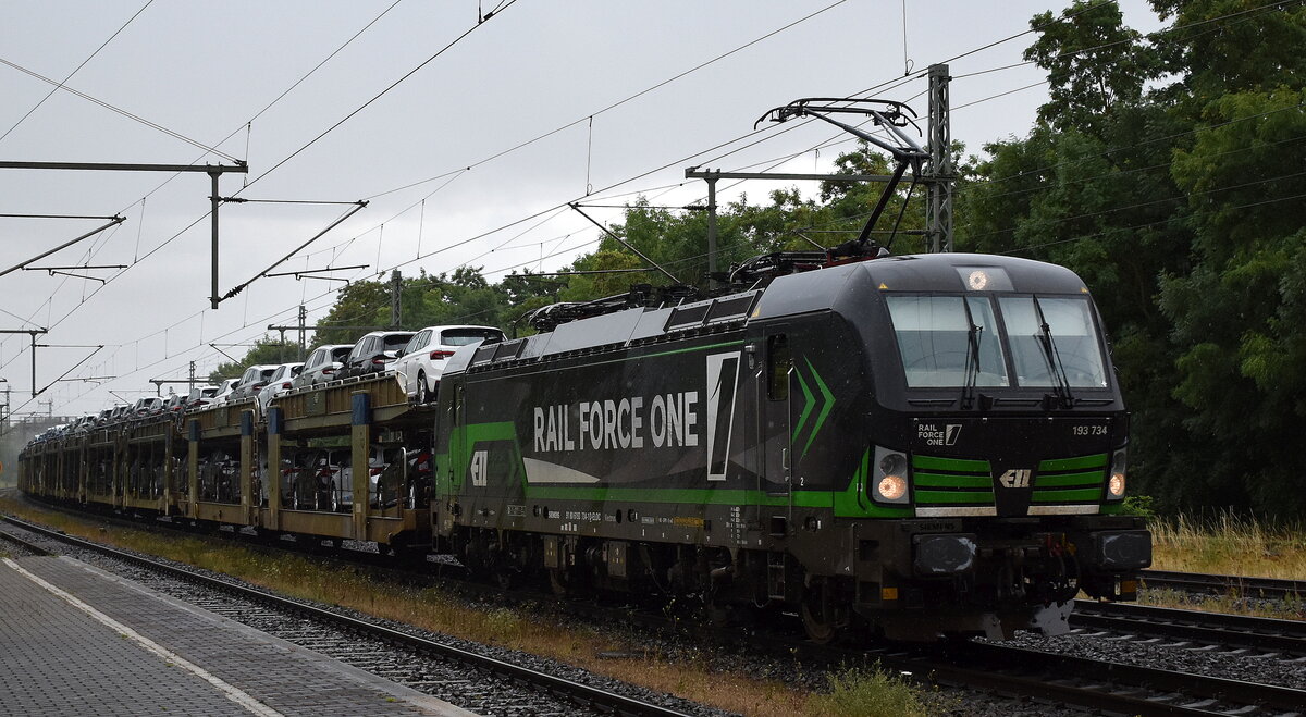 Rail Force One B.V., Rotterdam [NL] mit der geleasten ELL Vectron  193 734  [NVR-Nummer: 91 80 6193 734-1 D-ELOC] und einem PKW-Transportzug am 07.07.25 Höhe Bahnhof Niederndodeleben.