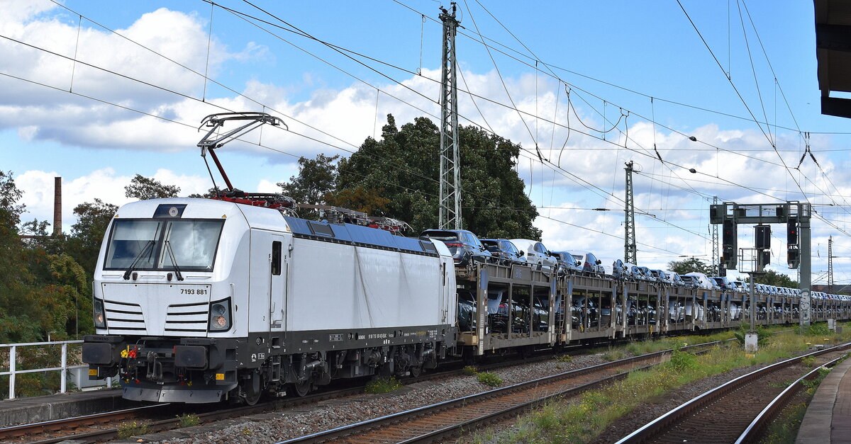 Rail Force One B.V., Rotterdam [NL] mit der ziemlich neuen geleasten ELL Vectron  7193 881  [NVR-Nummer: 91 80 7193 881-8 D-ELOC] und einem PKW-Transportzug am 15.09.25 Höhe Bahnhof Magdeburg-Neustadt.