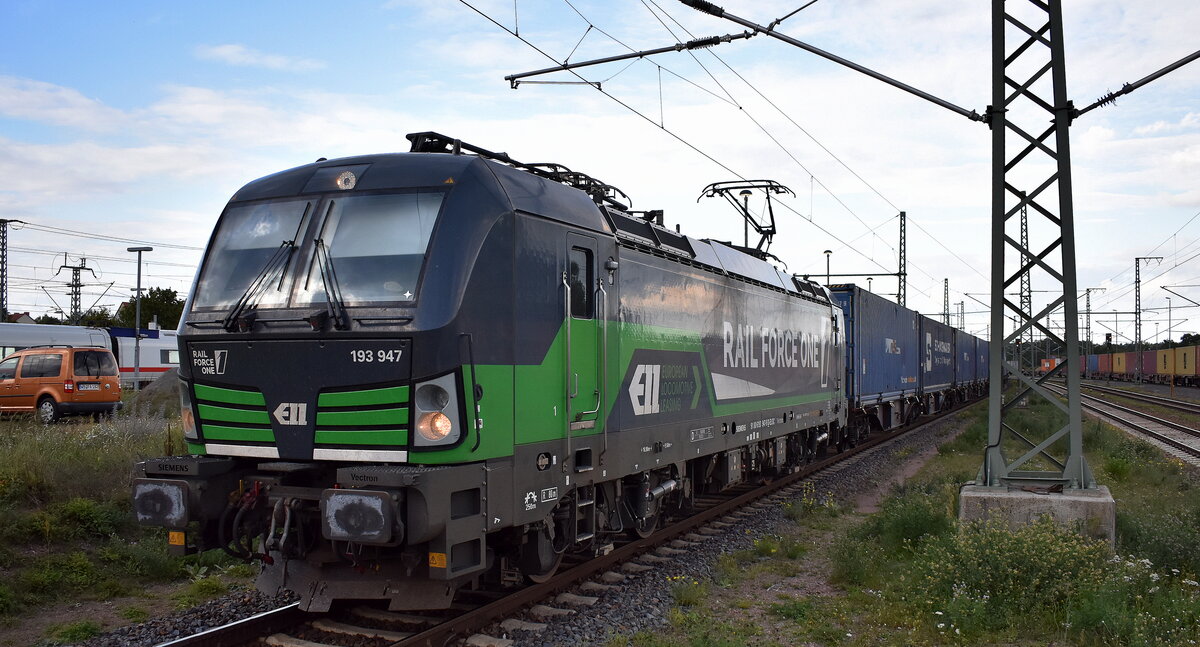 Rail Force One B.V., Rotterdam [NL] mit der geleasten ELL Vectron  193 947  [NVR-Nummer: 91 80 6193 947-9 D-ELOC] und einem Containerzug am 17.09.25 Durchfahrt Bahnhof Lutherstadt Wittenberg.