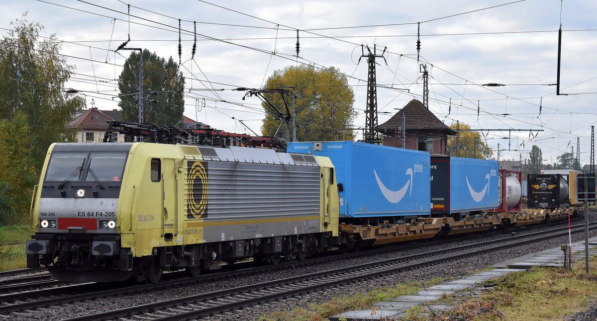 Rail Force One B.V., Rotterdam [NL] mit der geleasten BRCE Dispolok  ES 64 F4-205  [NVR-Nummer: 91 80 6189 205-8 D-DISPO] und KLV-Zug Richtung Polen am 15.10.25 Höhe Bahnhof Frankfurt/Oder.