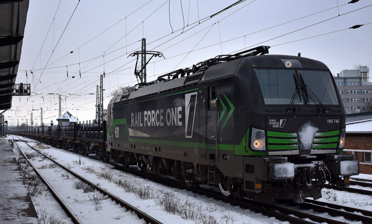 Rail Force One B.V., Rotterdam [NL] mit der geleasten ELL Vectron  193 742  [NVR-Nummer: 91 80 6193 742-4 D-ELOC] und einem Ganzzug Drehgestell-Flachwagen mit Lademulden für Coils der polnischen Fa. LAUDE teilweiden mit Stahlbrammen beladen am 29.01.26 Höhe Bahnhof Magdeburg Neustadt. 
