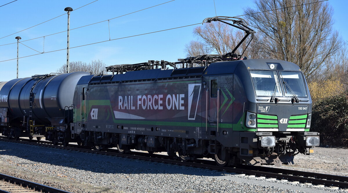 Rail Force One B.V., Rotterdam [NL] mit der geleasten ELL Vectron  193 947  [NVR-Nummer: 91 80 6193 947-9 D-ELOC] und einem Kesselwagenzug (Ethanol) am 02.03.26 Höhe Bahnhof Lutherstadt Wittenberg Hbf.