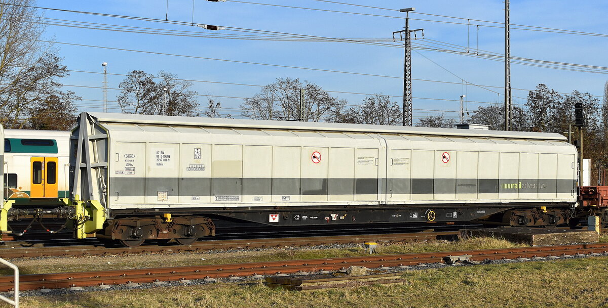RailAdventure GmbH, München mit einem ihrer umgebauten Drehgestell-Schiebewandwagen mit Spezialkupplung als Schutzwagen für Bahnfahrzeug-Überführungen am 04.03.25 Höhe Bahnhof Frankfurt (Oder). Der Wagen trägt die Nummer 87 RIV 80 D-RADVE 2797 011-9 Habfis. 