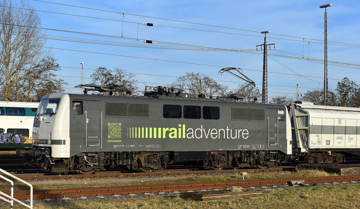 RailAdventure GmbH, München mit ihrer  111 210-1  (NVR:  91 80 6111 210-1 D-RADVE ) hat mit Schutzwagen einige Zeit davor drei fabrikneue Siemens Smrtron Loks für das neue Hochgeschwindigkeitsnetz Transform Egypt wohl an Werk? in Brandenburg? laut Tf. übergeben u. setzt gerade Höhe Bahnhof Frankfurt (Oder9 um für Leerrückfahrt.   
