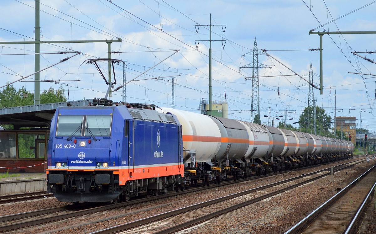 Raildox 185 409-0 (91 80 6185 409-0 D-RDX, Bombardier Bj. 2012) mit Ganzzug Gasdruckkesselwagen (Ammoniak) am 23.07.15 Bhf. Flughafen Berlin-Schönefeld.