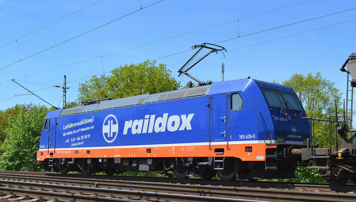 Raildox 185 409-0 mit einem Ganzzug gedeckter Schüttgutwagen am 17.05.17 Berlin-Wuhlheide.