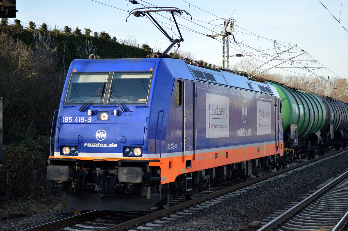 Raildox 185 419-9 mit Kesselwagenzug (Benzin) am 10.12.15 Berlin-Hohenschönhausen.