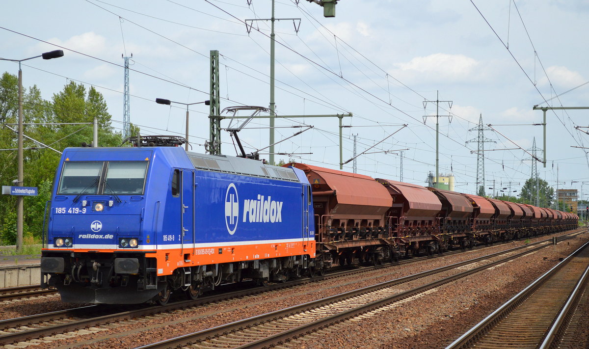Raildox 185 419-9 mit Schüttgutwagenzug (Düngemittel) am 27.06.17 Bf. Flughafen Berlin-Schönefeld.