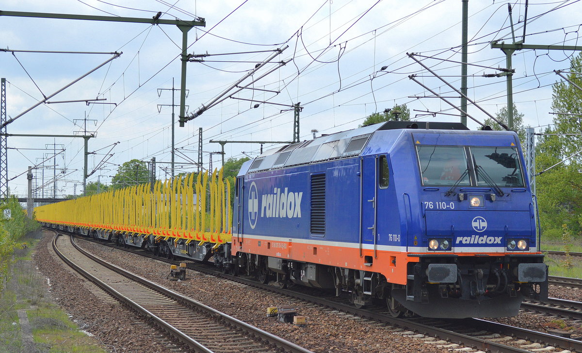 Raildox 76 110-0 mit einem Leerzug Stammholz-Transportwagen am 10.05.17 Bf. Flughafen Berlin-Schönefeld.