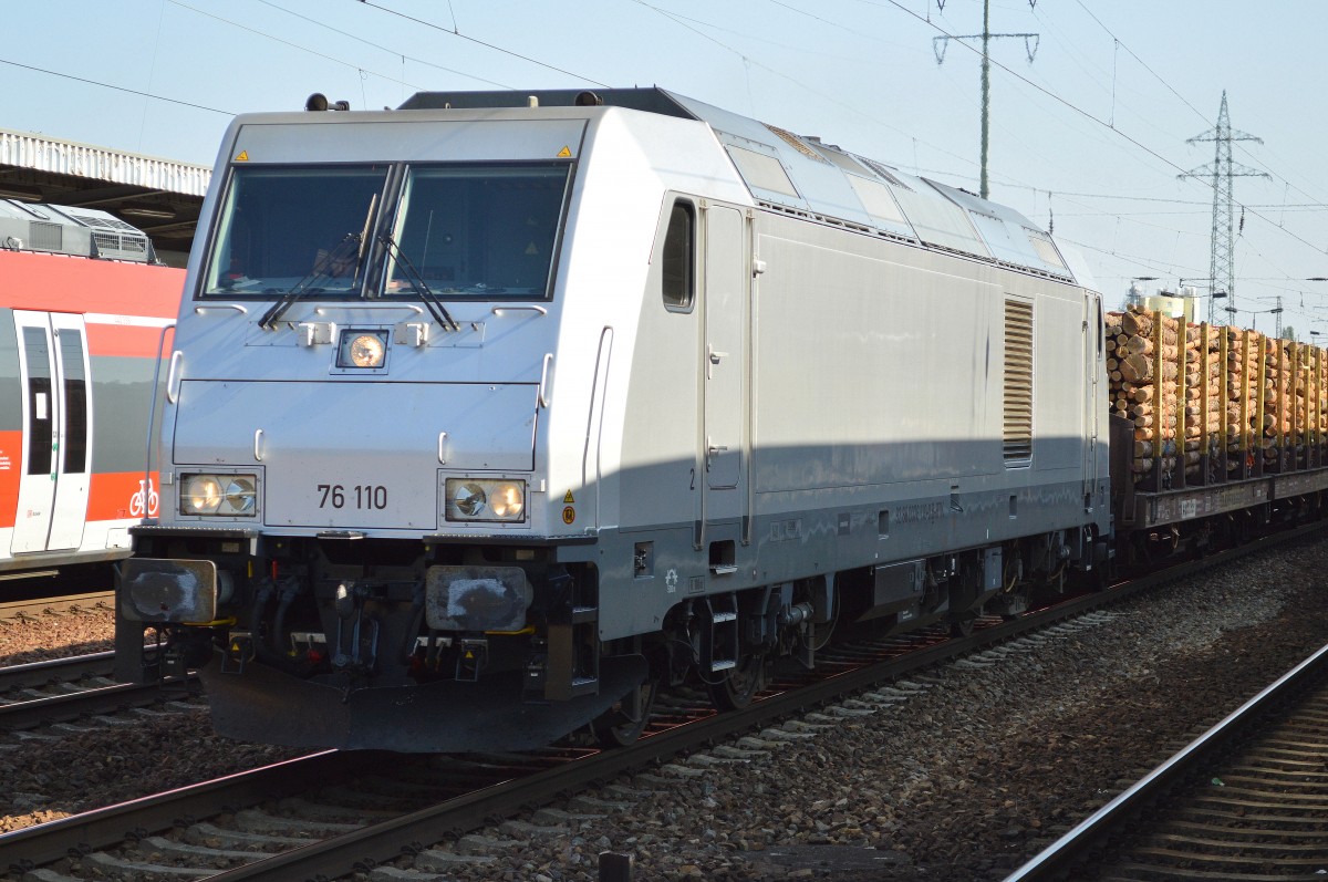 Raildox 76 110 (92 88 0076 110-0 B-BTK) mit Transportzug Stammholz am 10.09.15 Bhf. Flughafen Berlin-Sch�nefeld.