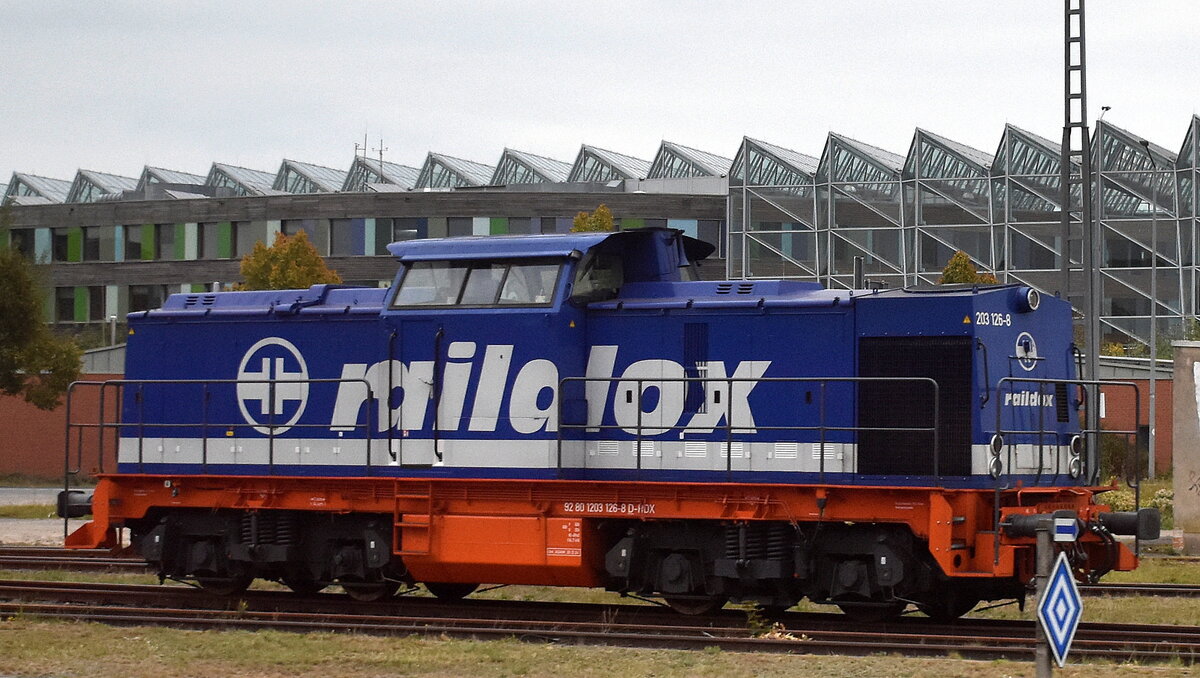 Raildox GmbH & Co. KG, Erfurt mit ihrer V 100  203 126-8  [NVR-Nummer: 92 80 1203 126-8 D-RDX] am 01.10.25 abgestellt Gleisvorfeld Bahnhof Dessau Hbf.