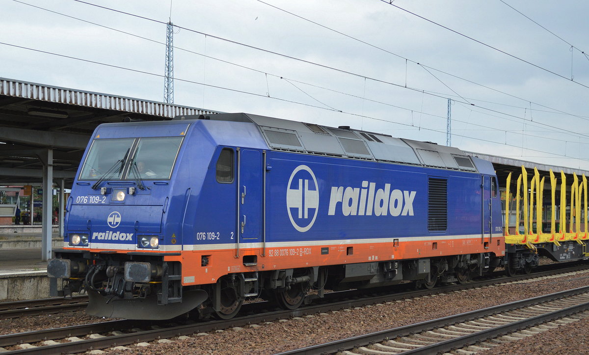 Raildox mit der 076 109-2 und einem leeren Holztransportzug am 29.03.17 Bf. Flughafen Berlin-Schönefeld.