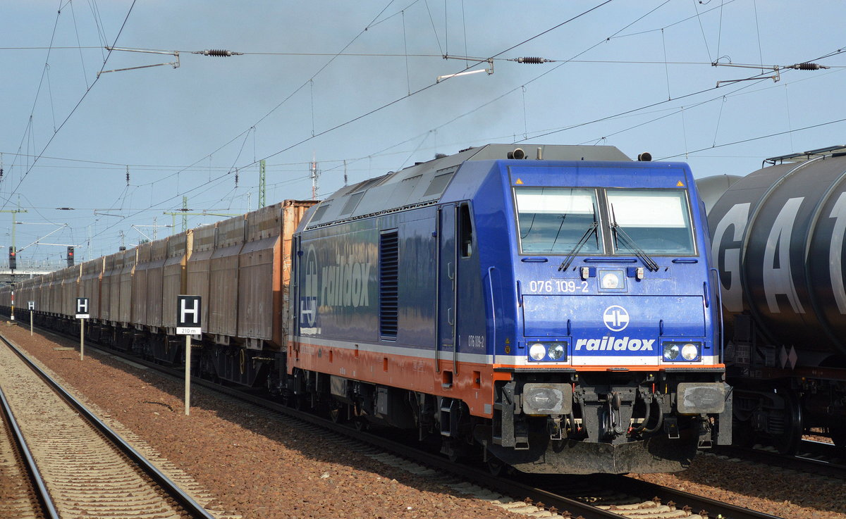 Raildox mit 076 109-2 mit Containerzug (Holzhack-Schnitzel) am 16.09.16 Bf. Flughafen Berlin-Schönefeld.