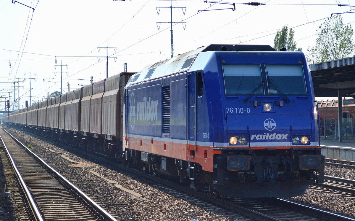 Raildox mit 076 110-0 und Containerzug für Holzhack-Schnitzel (leer) am 13.09.16 Bf. Flughafen Berlin-Schönefeld.