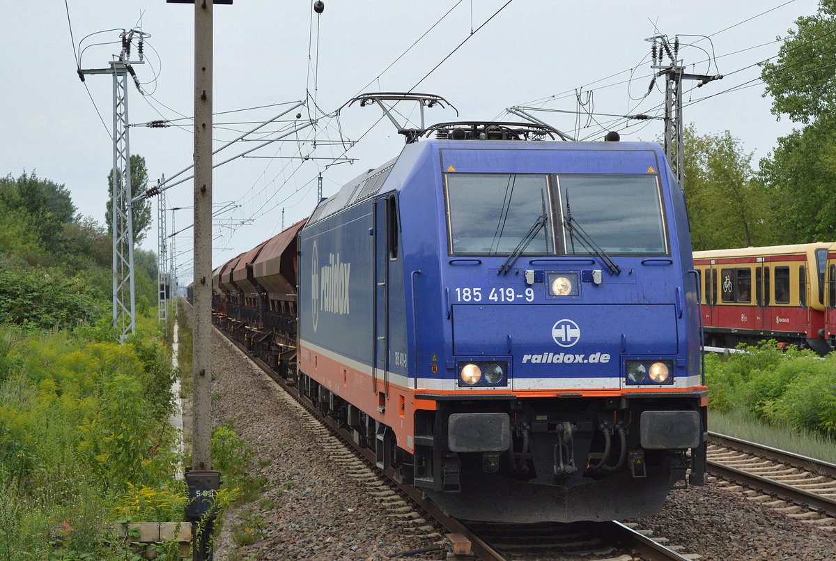 Raildox mit 185 419-9 und einem Ganzzug gedeckter Schüttgutwagen (Düngemittel) ab Rostock am 02.08.17 Bf. Berlin-Hohenschönhausen.