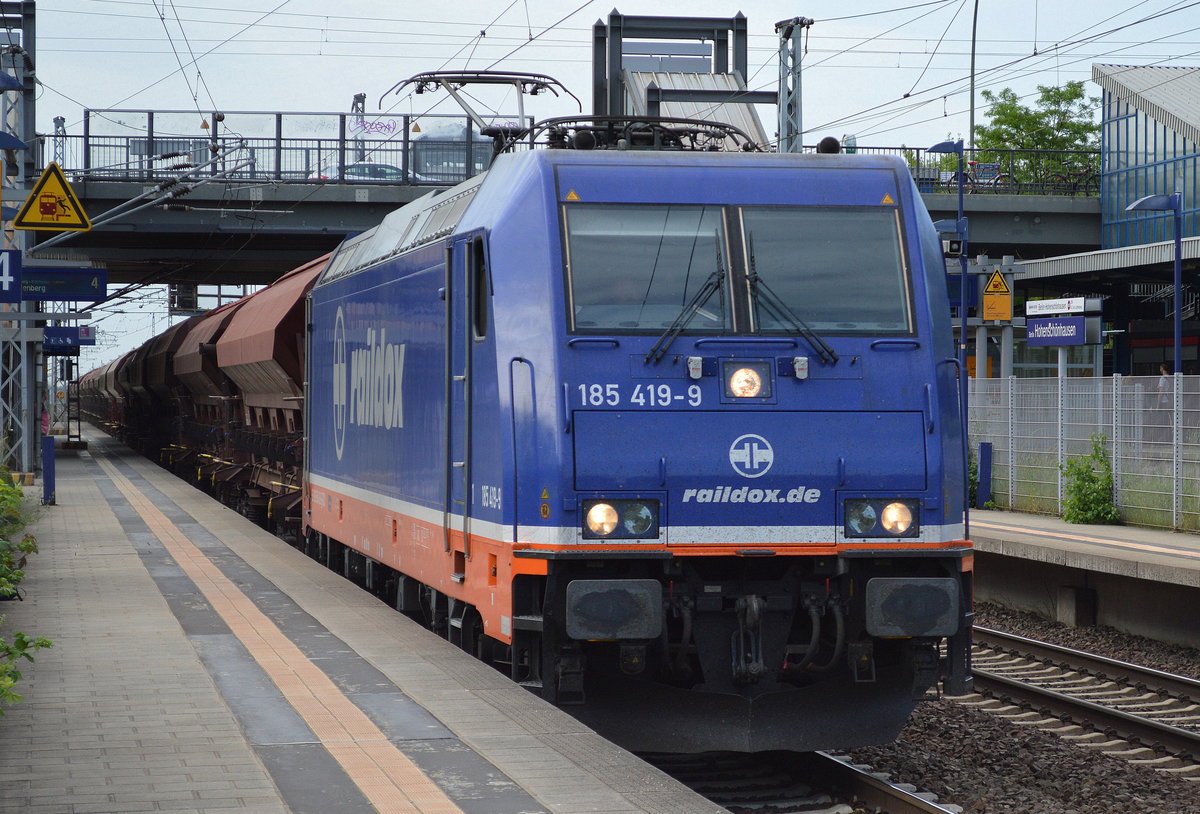 Raildox mit 185 419-9 und einem Ganzzug gedeckter Schüttgutwagen am 29.05.17 Bf. Berlin-Hohenschönhausen.