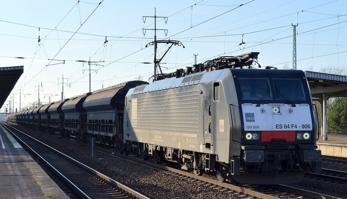 Raildox mit der MRCE Dispo ES 64 F4-806 mit einem Ganzzug gedeckter Schüttgutwagen (für Kalkammonsalpeter) Richtung Fa. YARA Rostock am 07.12.17 Bf. Flughafen Berlin-Schönefeld, hinten fing übrigens noch Re 482 035-3 am Zug.
