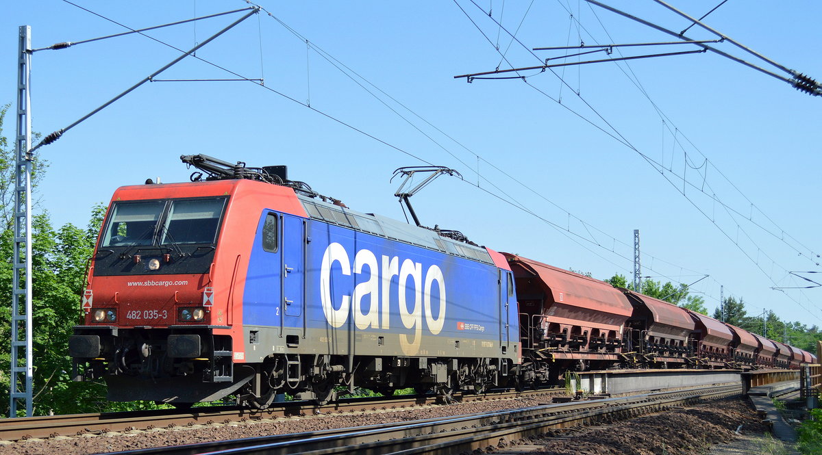 Raildox mit Re 482 035-3 und Ganzzug gedeckter Schüttgutwagen am 29.05.17 Berlin-Wuhlheide.