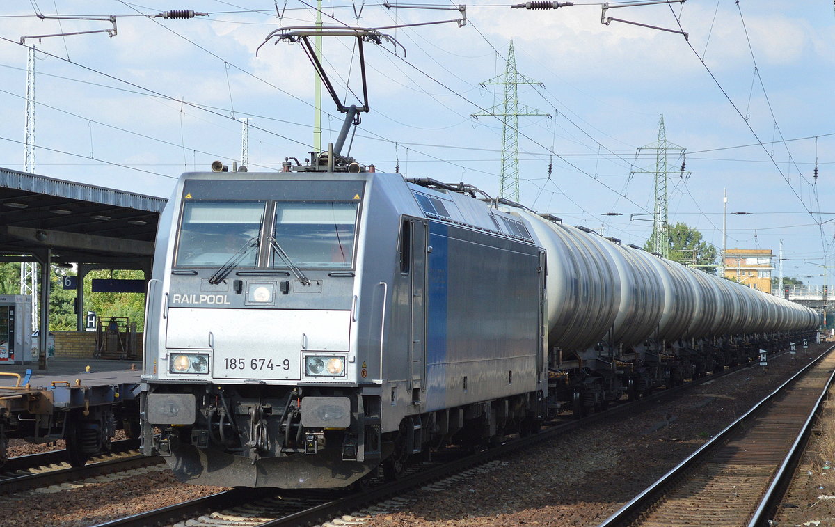 Railpool 185 674-9 für LEG mit Kesselwagenzug (Dieselkraftstoff) am 26.07.16 Bf. Flughafen Berlin-Schönefeld.