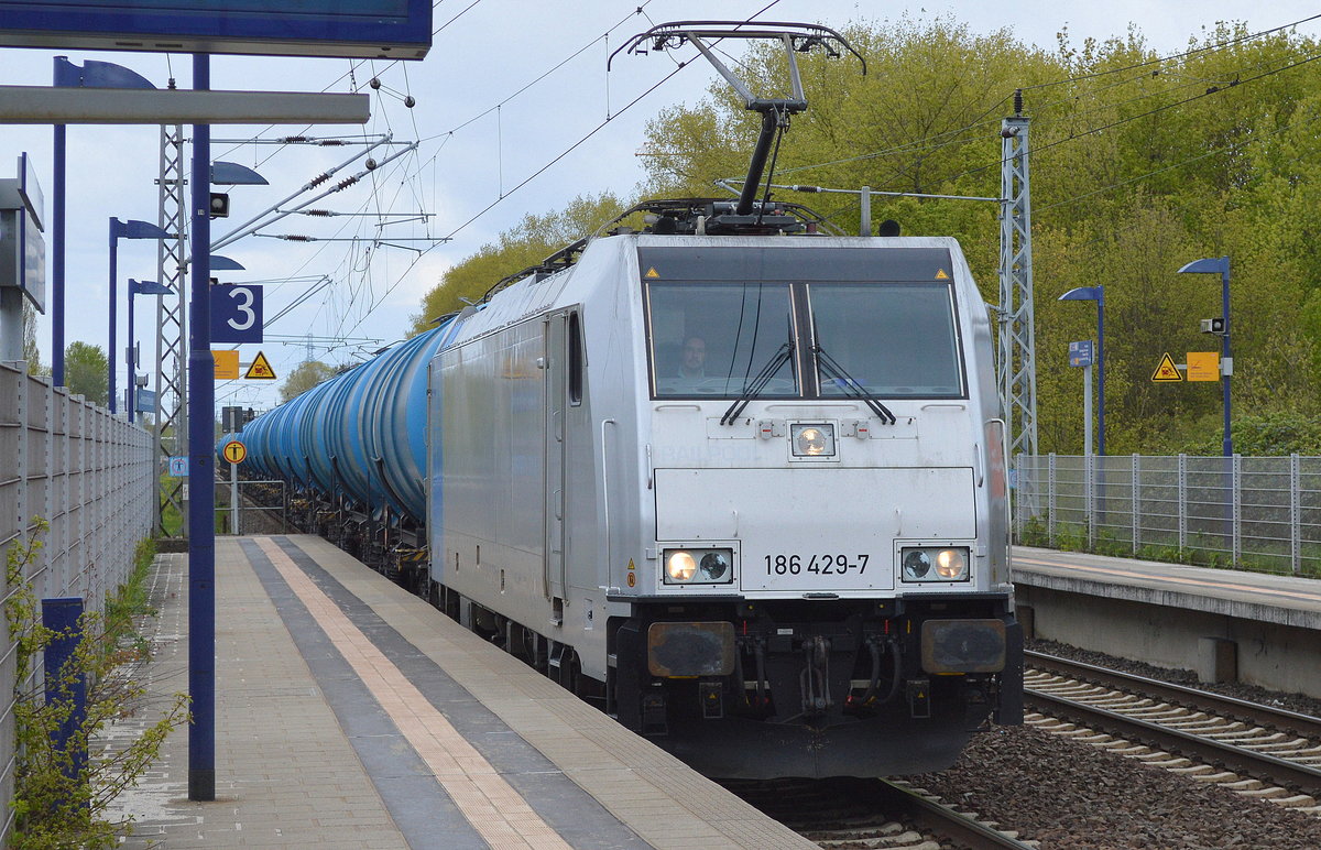 Railpool 186 429-7 für die polnische Transchem Sp. z o.o. im Einsatz mit einem Ganzzug blauer Kesselwagen vom slowakischen Einsteller RTI Railtrans Wagon, s.r.o. am 19.04.17 Durchfahrt Bf. Berlin-Hohenschönhausen