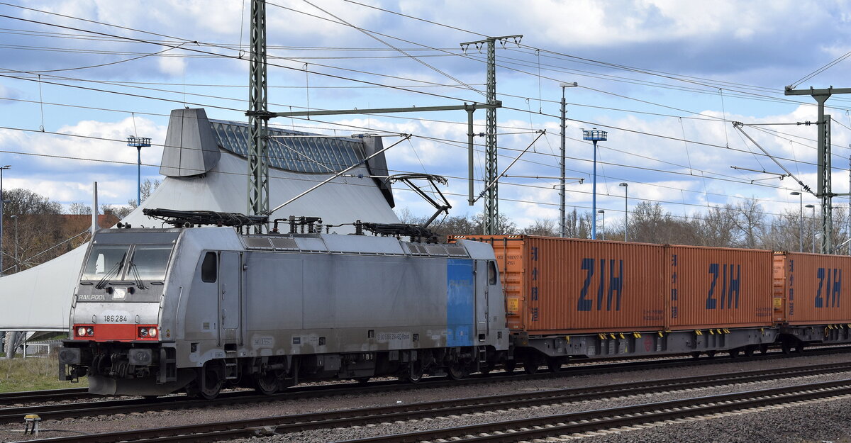 Railpool GmbH, München [D]  mit ihrer  186 284  [NVR-Nummer: 91 80 6186 284-6 D-Rpool], aktueller Leasingnehmer unbekannt, mit einem Containerzug am 01.04.25 Höhe Magdeburg Hbf.