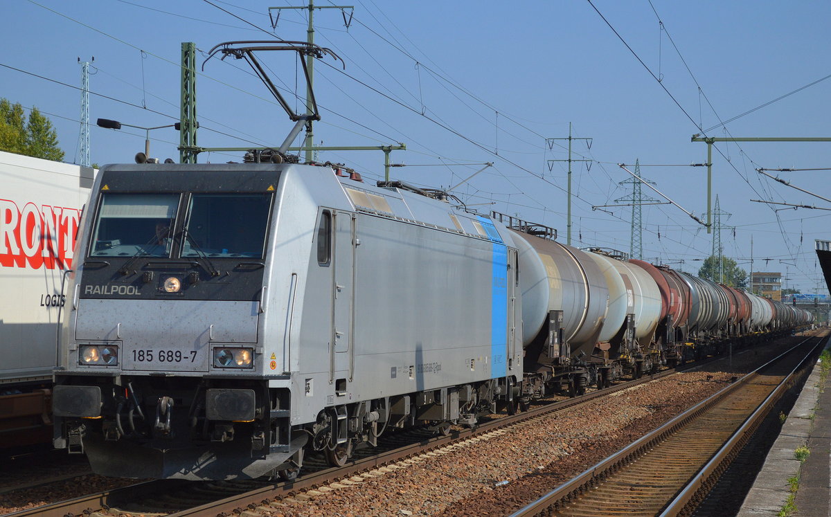Railpool Lok 185 689-7 f�r HSL f�hrt zur Pause mit Kesselwagenzug (Bio-Diesel) im Bf. Flughafen Berlin-Sch�nefeld ein.