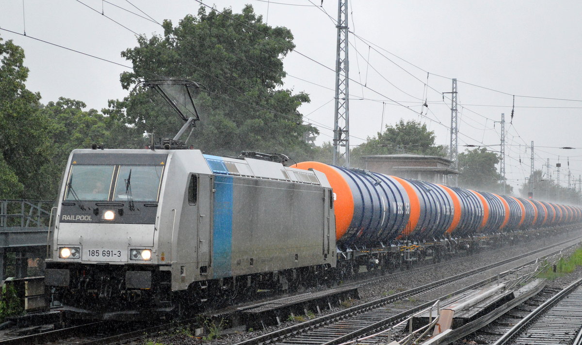 Railpool-Lok 185 691-3 für? mit einem Ganzzug tschechischer WASCOSA Kesselwagen (leer) Richtung Stendell am 29.06.17 Berlin-Karow bei sintflutartigem Regen.
