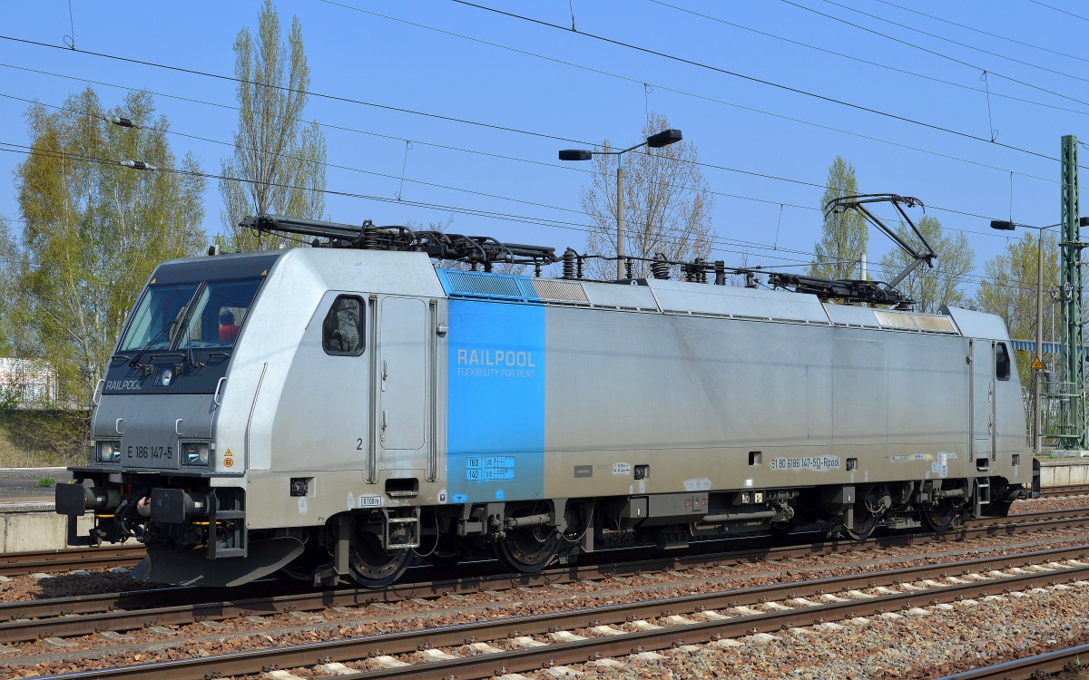 Railpool Lok 186 147-5 von HSL fährt zum Abstellgleis am Rande des Bhf. Flughafen Berlin-Schönefeld, 24.04.15