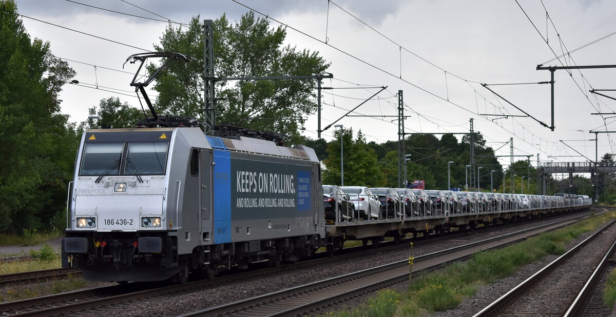 Railpool Lok  186 436-2  [NVR-Nummer: 91 80 6186 436-2 D-Rpool], aktueller Leasingnehmer?, RBP eher nicht vielleicht wieder HSL? mit einem PKW-Transportzug (fabrikneue TOYOTA SUV + Geländewagen) am 01.08.25 Höhe Bahnhof Niederndodeleben.