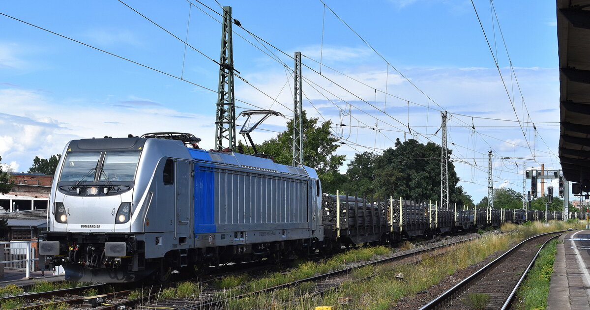 Railpool Lok  187 302-5  [NVR-Nummer: 91 80 6187 302-5 D-Rpool], Mieter unbekannt eventl. Captrain? mit dem Mannesmann Stahlrohrzug und überraschend hinter der niederländischen  E 186 023  dran am 07.07.25 Höhe Bahnhof Magdeburg-Neustadt.