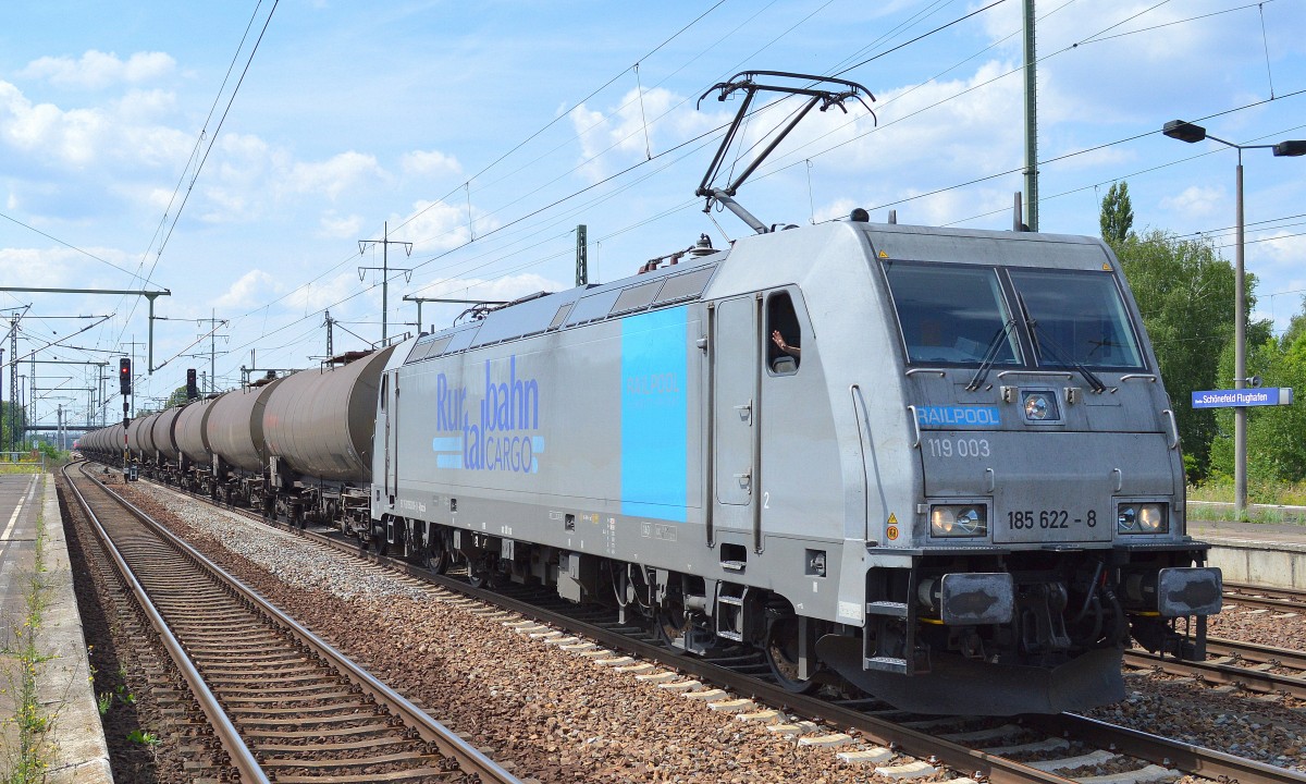 Railpool Mietlok 185 622-8/119 003 (91 76 0119 003-1 N-Rpool, Bombardier Bj.2009) f�r die Rurtalbahn Cargo - RTB am 01.08.14 mit Kesselwagenzug mit franz�sischen Kesselwagen mit lt. UN-Nr. 83/2789 f�r den transport von Essigs�ure bei der Durchafhrt Bhf. Flughafen Berlin-Sch�nefeld.