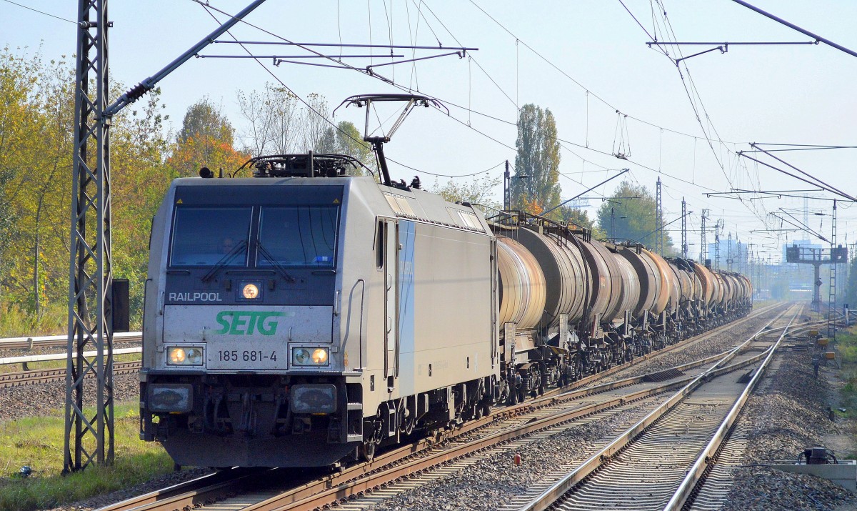 Railpool Mietlok 185 681-4 für SETG Kseelwagenzug mit Kreideschlamm Richtung Schwedt am 06.10.14 Berlin-Hohenschönhausen.