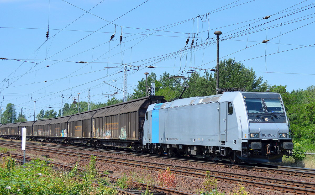 Railpool Mietlok 185 690-5 für CTL mit Ganzzug Schoebewandwagen am 08.06.16 Berlin-Hirschgarten. 