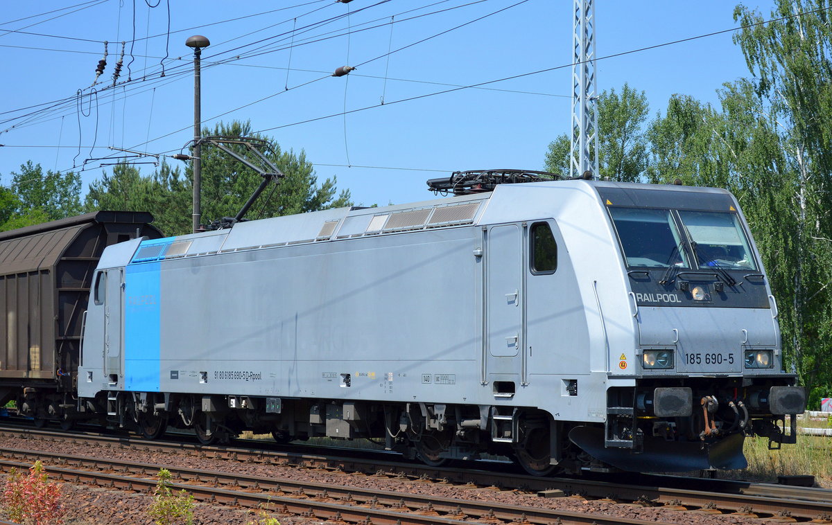 Railpool Mietlok 185 690-5 für CTL mit Ganzzug Schoebewandwagen am 08.06.16 Berlin-Hirschgarten. 