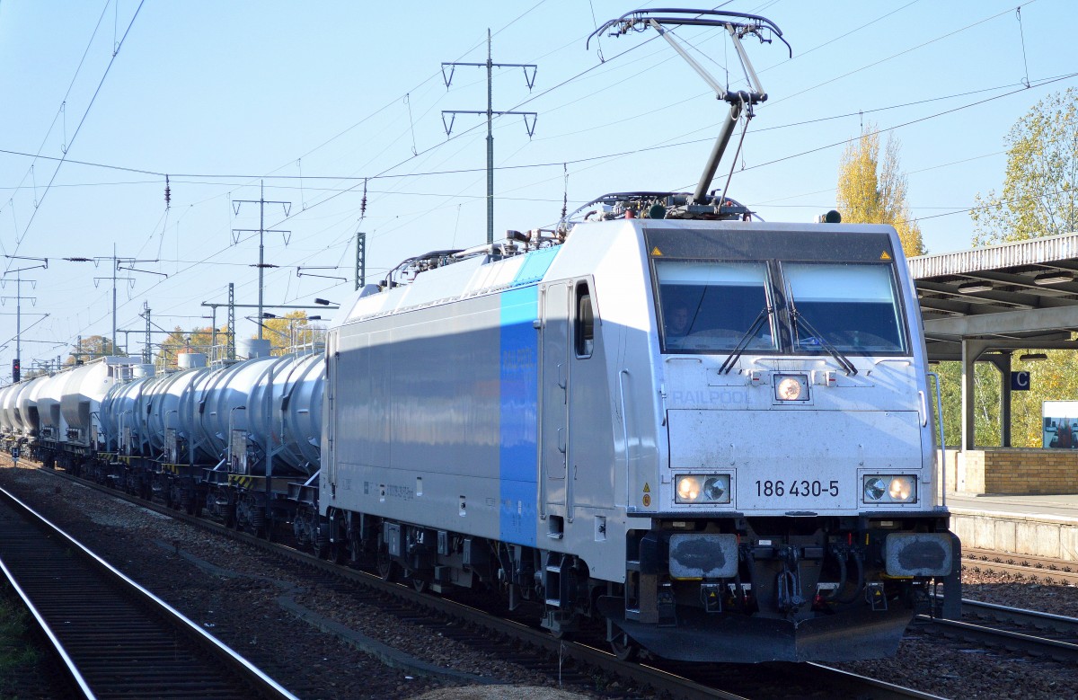 Railpool Mietlok 186 430-5 (91 80 6186 430-5 D-Rpool, Bombardier Bj.2015) für das polnische Unternehmen Transchem Sp. z o.o. mit einem Güterzug Kessel- und Staubgutwagen am 12.10.15 Bhf. Flughafen Berlin-Schönefeld.